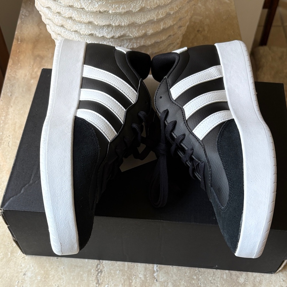 NWB-Men’s Adidas Classic Black and White Trainers-new never worn - Picture 9 of 15